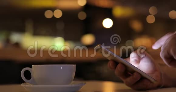 在咖啡馆特写中使用电话视频的预览图