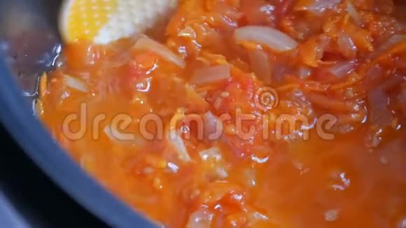 胡萝卜和洋葱用锅烤白色厨房铲搅拌蔬菜素食视频的预览图