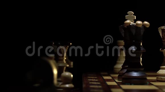 棋盘和国际象棋一个人的手移动一个木人视频的预览图