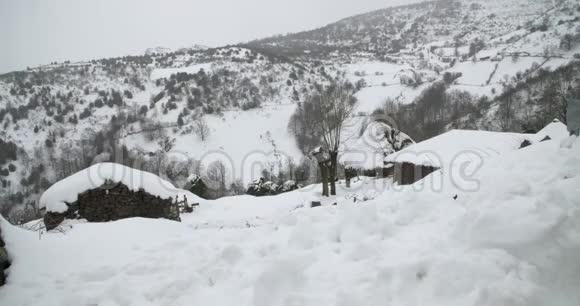 雪山映衬下的农村民居景观视频的预览图