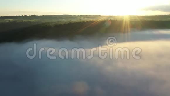 在寒冷的冬天雪和冰在夏天的阳光下在冰岛飞行的空中无人机冰川岩石山脉视频的预览图