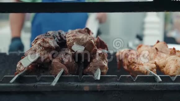 两只手翻串一块多汁的香蒸肉在一个热气腾腾的胸罩上家庭自制街头食品视频的预览图