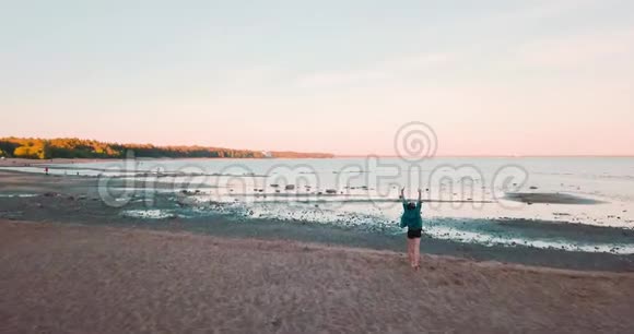 令人惊叹的海滩和蓝色的海洋美丽的女孩享受生活暑假水平视图背景的年轻女子视频的预览图