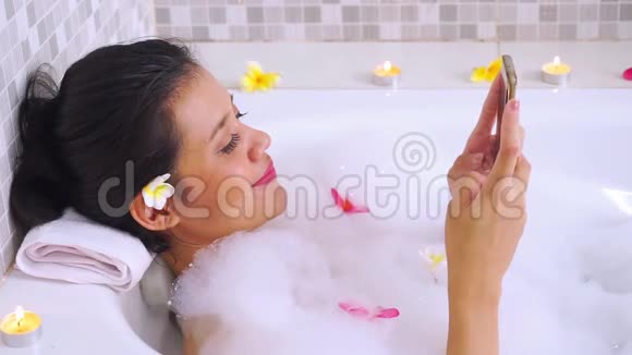 在浴缸里用手机的美女视频的预览图