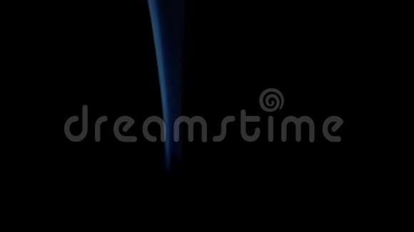 黑色背景上流动的蓝色烟雾的录像慢动作视频的预览图