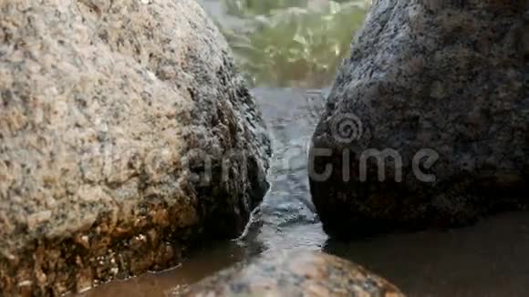 在两个大岩石之间像波浪视频的预览图