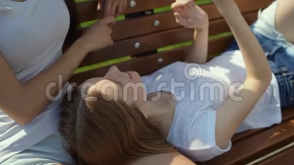 在长凳上躺着一个快活的女孩视频的预览图