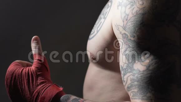 纹身的肌肉拳手在战斗前竖起大拇指动作缓慢特写视频的预览图