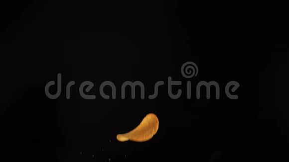 一个薯片自由落在黑色背景上视频的预览图