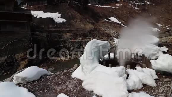 在白雪皑皑的环境中释放蒸汽的热力通风口视频的预览图