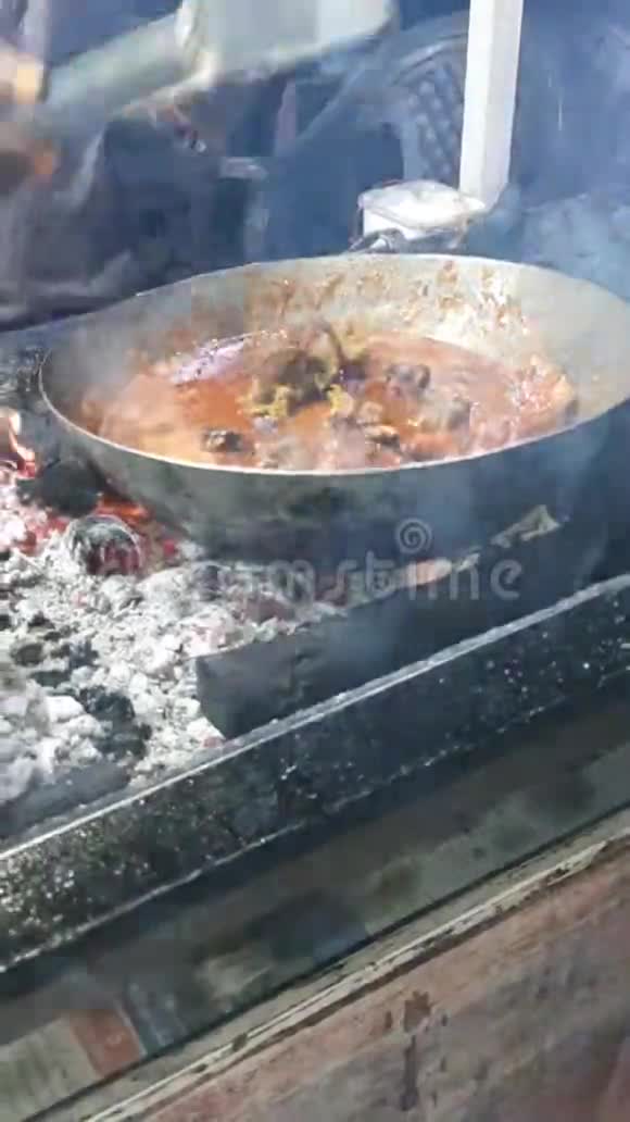 传统的食物鸡在煤火中烤视频的预览图