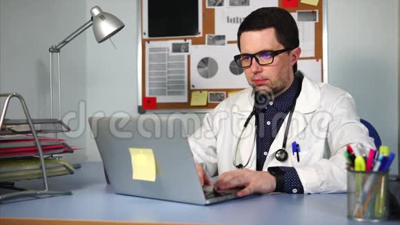 使用笔记本电脑学习的医学生视频的预览图