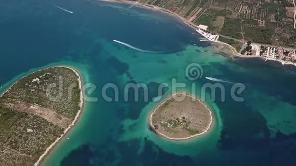 从空中俯瞰克罗地亚海岸的岛屿还有更小的岛屿奥托克加列斯尼亚克又叫奥托克扎尔朱布尔杰尼岛视频的预览图