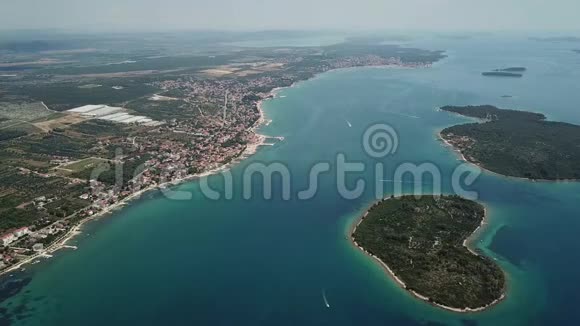 从空中俯瞰克罗地亚海岸的岛屿达尔马提亚北部的Ugljan岛和较小的岛屿OtokGalesnjak视频的预览图