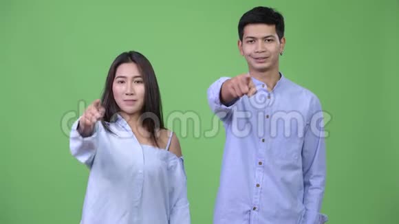 年轻快乐的亚洲商务情侣一起对着镜头视频的预览图