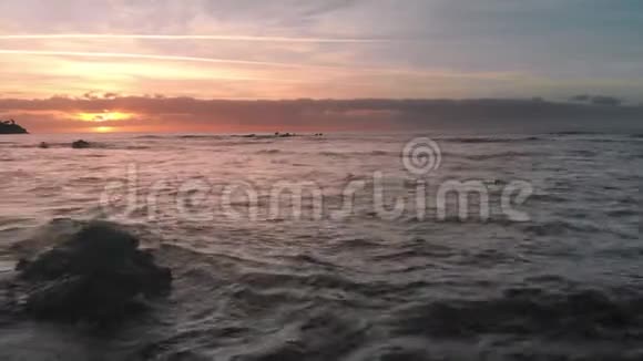空中射击海面上的日出和岛上的火山海滩太阳出现在地平线上粉色和视频的预览图