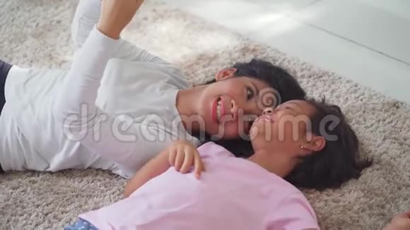 女孩和母亲在地毯上自拍视频的预览图