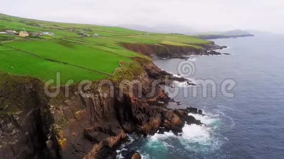围绕爱尔兰定乐半岛海岸线飞行视频的预览图