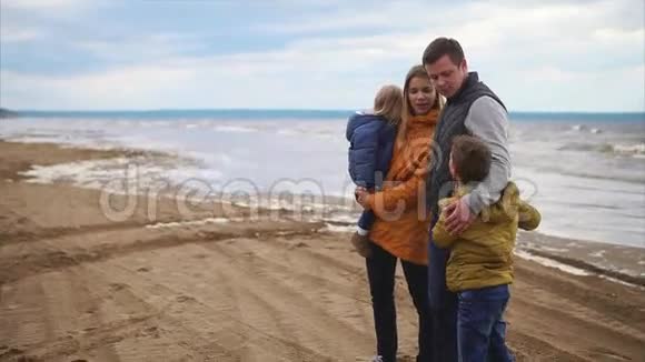 一个友好的家庭正在海边休息在的陪伴下互相享受视频的预览图