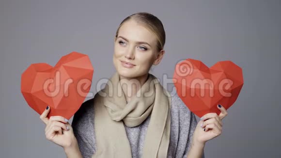 两个红色的低聚纸心形的女人视频的预览图