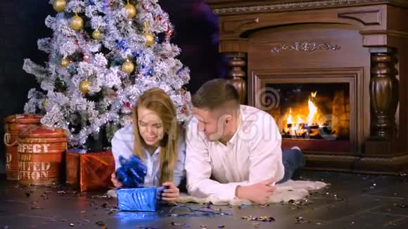 年轻人在圣诞前夜送了一份圣诞礼物给他的女朋友高清视频的预览图