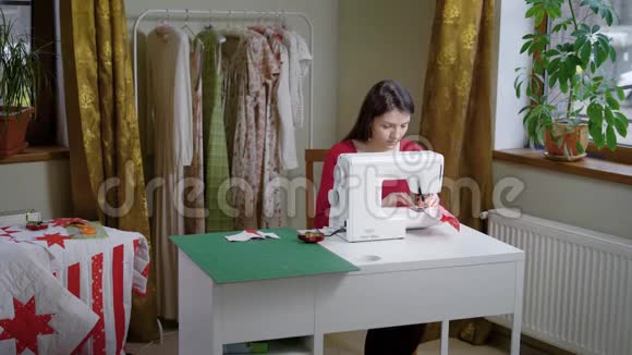 裁缝正在精心设计一件新衣服视频的预览图