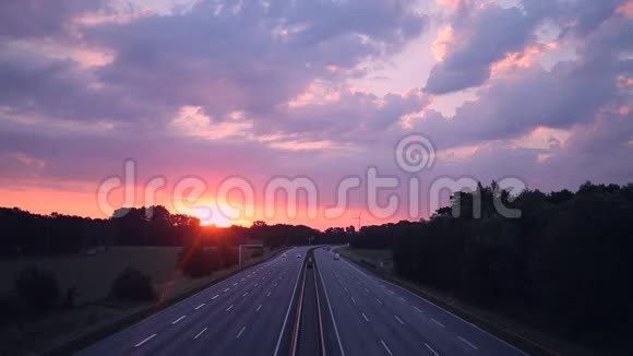 繁忙的德国高速公路上日出视频的预览图