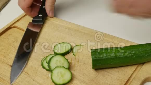一个人切黄瓜做沙拉厨师正在切黄瓜片视频的预览图