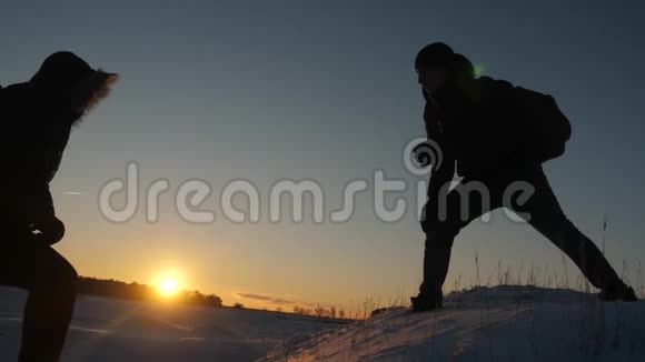 人们互相帮助互相牵着手互相伸展到山顶以征服雪山的顶峰视频的预览图