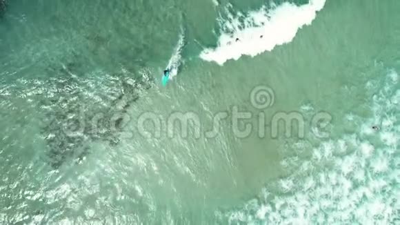 在热带白沙滩上海浪的俯视冲浪板空中无人驾驶飞机观4k海射视频的预览图