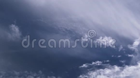 蓝色天空在4k电影紫罗兰慢动作视频的预览图
