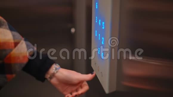 不错的轻触式按钮在电梯与手打开电梯门从里面视频的预览图