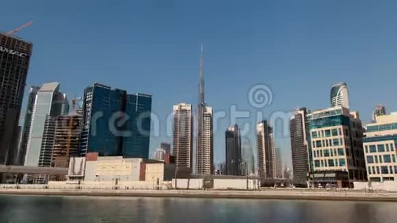 沿着商业湾堤段超垂俯瞰BurjKhalifa视频的预览图