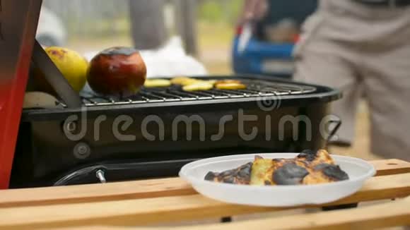 烤土豆片和熟苹果在家庭烧烤烤架外视频的预览图