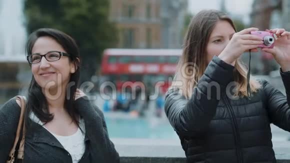 在伦敦特拉法加广场拍照视频的预览图