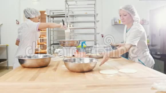 面包店里的雇员们做新鲜面包视频的预览图