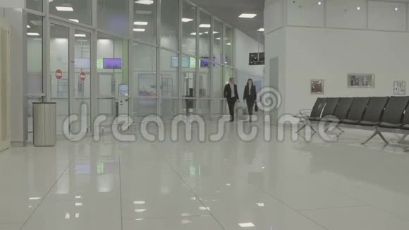 商人们走在机场大厅里视频的预览图