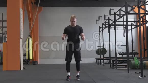 健身男子在健身房做双人跳绳视频的预览图
