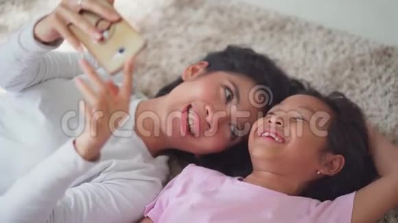 妈妈和女儿在地毯上自拍视频的预览图