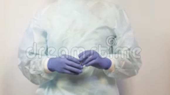 戴着医用手套的男医生的手从罐子里取出药丸这是病人必须服用的视频的预览图