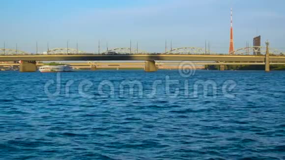 里加河面上多座桥梁交通繁忙视频的预览图