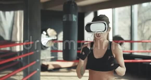 年轻有魅力女子拳击VR360耳机训练踢虚拟现实视频的预览图