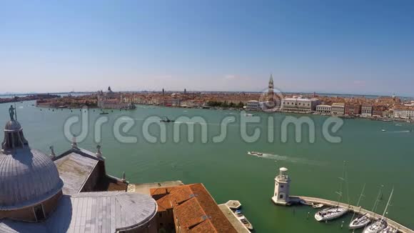 船和汽艇穿越威尼斯运河从顶部俯瞰时间流逝视频的预览图