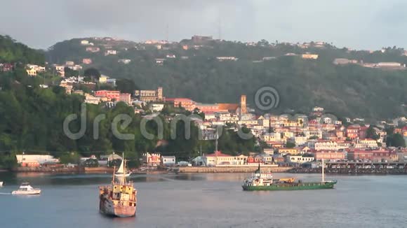 在海岸突袭和城市的货船圣乔治格林纳达视频的预览图