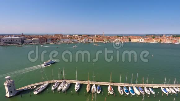威尼斯游艇俱乐部附近的帆船大运河游船之旅旅游视频的预览图