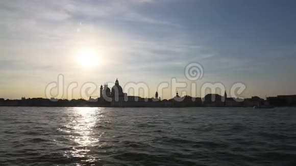 威尼斯令人惊叹的日落大运河游船观光旅游视频的预览图