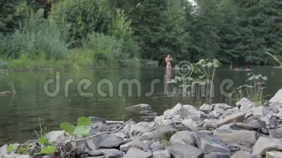 人们在河里洗澡视频的预览图