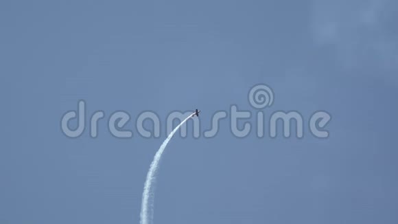 飞机在蓝天上用白色的蒸汽画出一个心形爱在空气中的概念视频的预览图