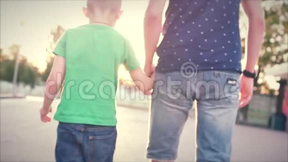幸福的家庭幸福的父子和儿子牵手散步库存数据视频的预览图