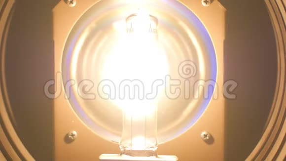 专业电灯的螺旋开关特写视频的预览图